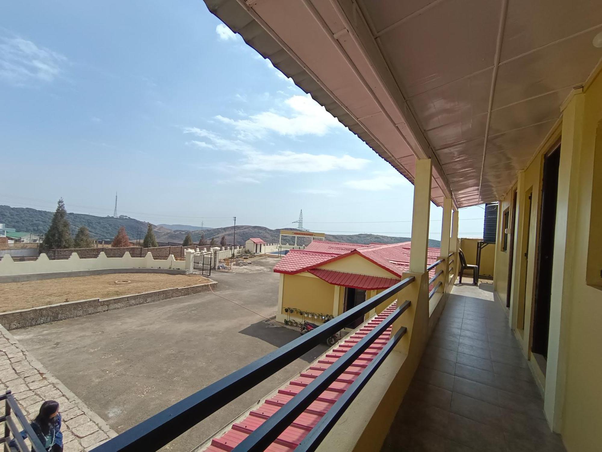 Serene Resort Черапунджи Екстериор снимка